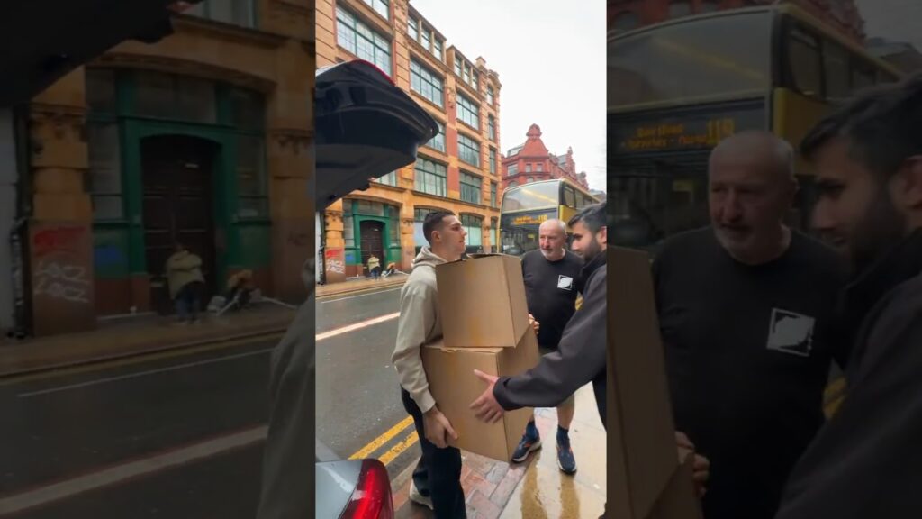 MAN UTD | Diogo Dalot spent Christmas Eve with "Life Share" Manchester’s oldest homelessness charity