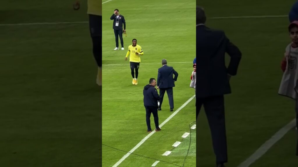 El abrazo entre Gustavo Alfaro y sus muchachos 👏🏽🇪🇨