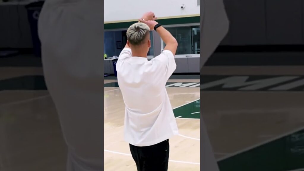 Dani Olmo from half court ⌚