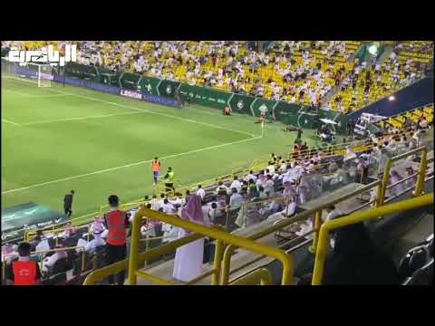 نقل حسان تمبكتي إلى سيارة الإسعاف خارج ملعب مرسول بارك بعد سقوطه