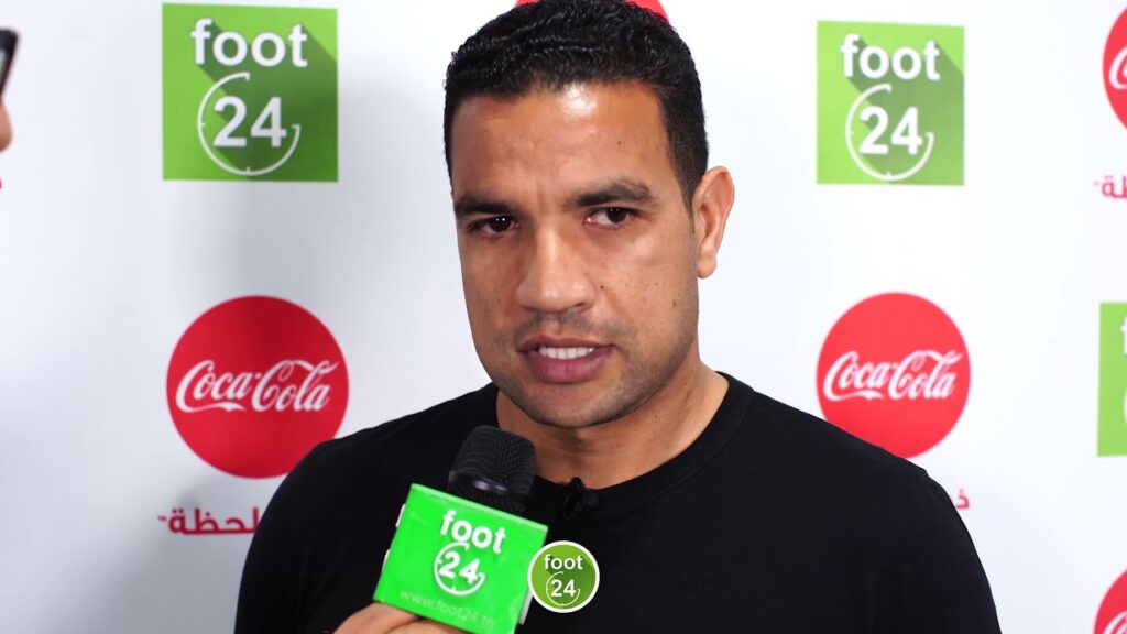 أيمن المثلوثي يتحدث عن فوزه بجائزة لاعب الشهر أيمن المثلوثي يتحدث عن فوزه بجائزة لاعب الشهر