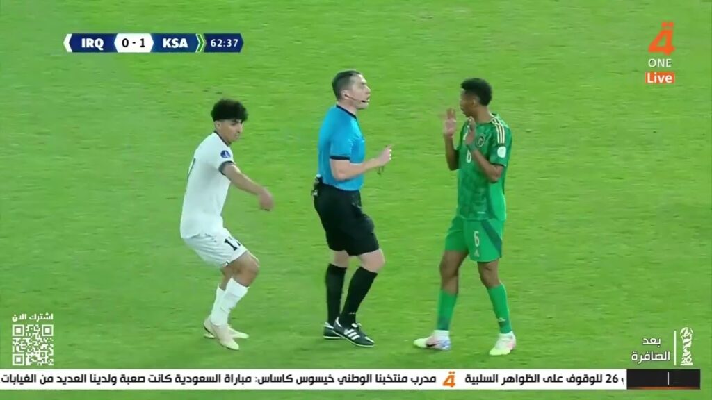 الحالة التي نوه عليها كاساس .. السعودي ناصر الدوسري استحق بطاقة صفراء ثانية بعد تدخله على أمجد عطوان