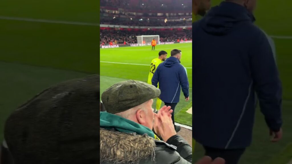 Arsenal vs Manchester United. David gifted young fan gloves #Raya #kiwior #love #havertz #saka #afc