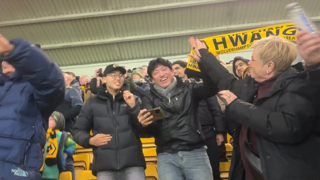 HEE-CHAN HWANG 🇰🇷 98th Minute killer goal | Wolves 2-0 Manchester United with Fans Celebrations