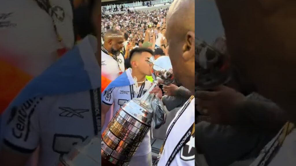 THIAGO ALMADA COM A #GLÓRIAETERNA EM SUAS MÃOS! 🏆🇦🇷 #BOTAFOGO #LIBERTADORES