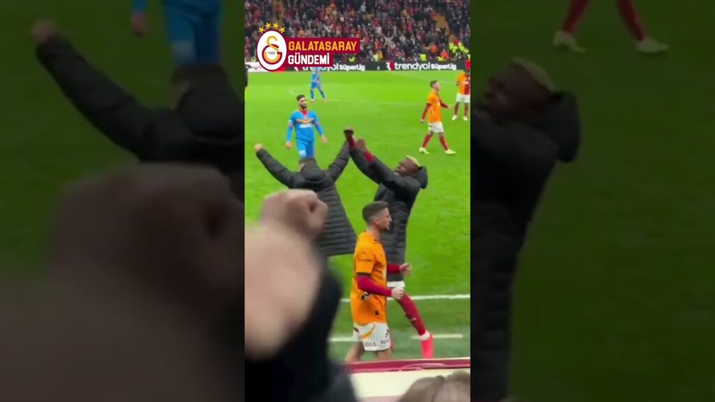 Bitiş düdüğüyle birlikte Victor Osimhen ve Dries Mertens'in sevinci #shorts