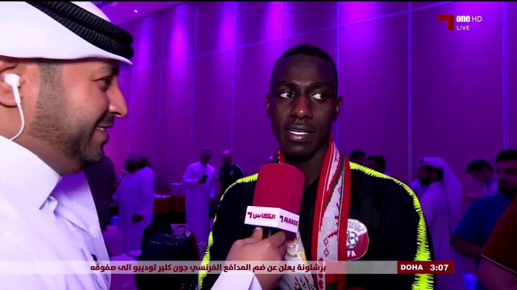 لقاء مع المعز علي هداف المنتخب القطري بعد وصوله لمدينه صحار العمانيه