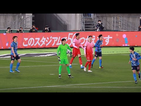 日韓戦で江坂のシュートを止めるキムスンギュ