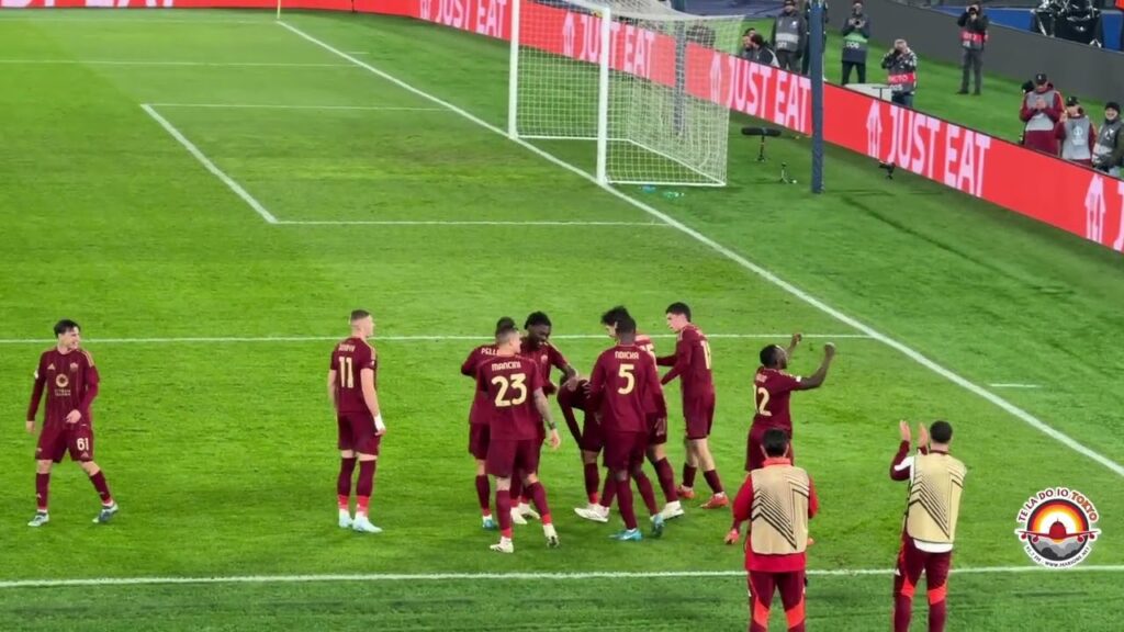 Roma - Braga 3-0: al gol di Saud Abdulhamid l'abbraccio dei compagni di squadra sotto la Curva Sud