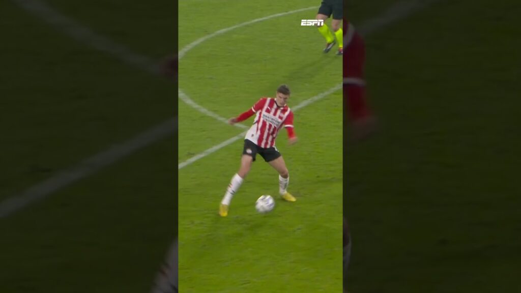 Luuk de Jong benut penalty na ongelukkig hands Ruben van Bommel 🎯