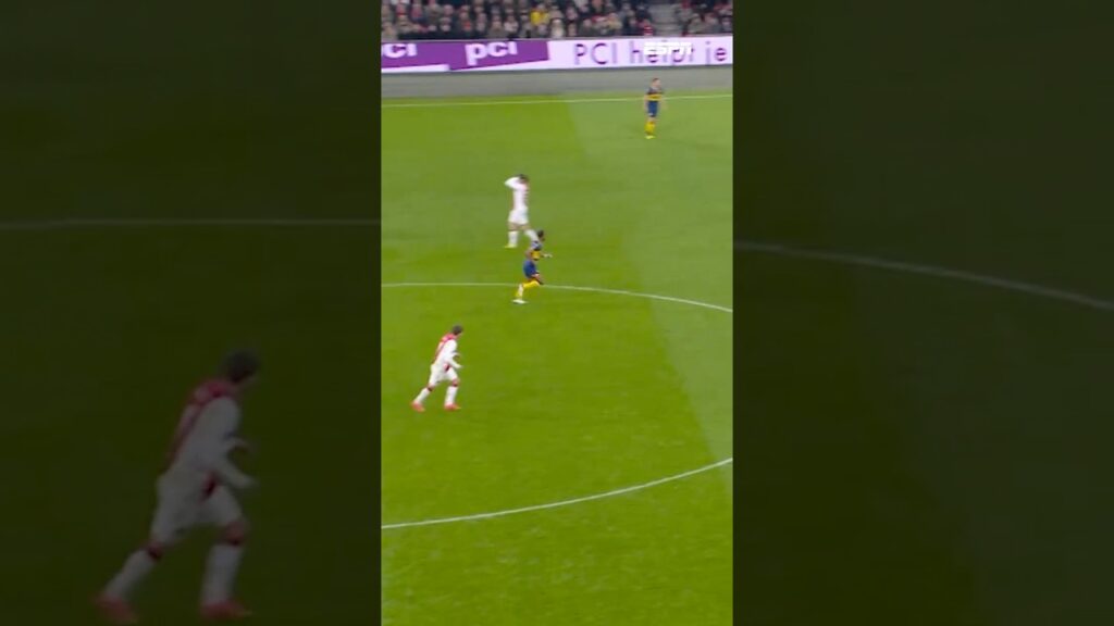 Steven Berghuis slaat z'n handen voor z'n ogen na panna van Mohamed Ihattaren🫣