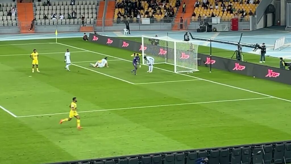 تصدي الحارس محمد الربيعي لكرة توامبا التعاون اخر لحظات المباراة _ تصويري