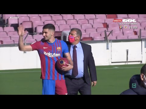 Ferrán Torres se da un baño de masas en su presentación con el FC Barcelona