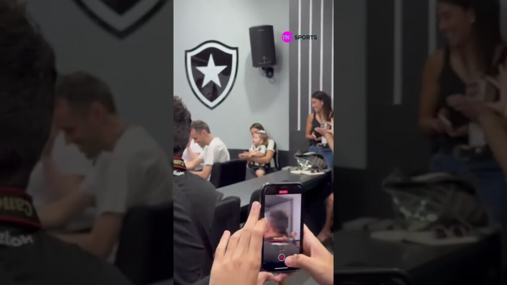 MOMENTO "ITI MALIA!" Alex Telles foi apresentado e a filhinha dele ficou toda animada 🥰 #shorts