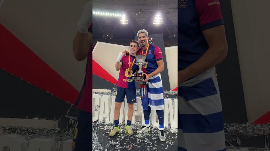 Pedri wants a photo with Gavi 🥹☺️ #fcbarcelona #Pedri #Gavi #football #shorts