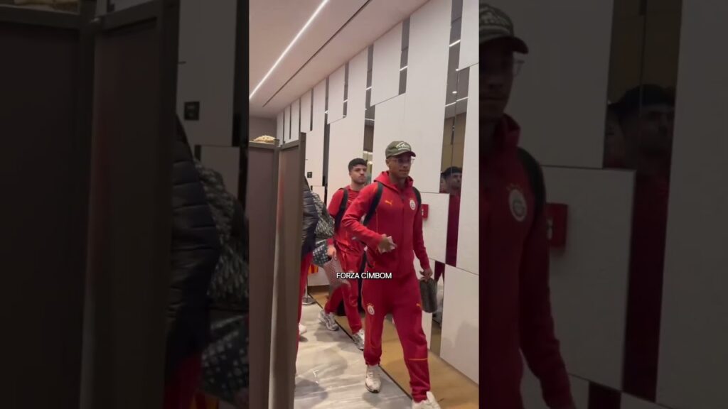 Galatasaray, Hatayspor maçı için Mersin'de. | Muslera takımı taraftarla buluşturdu