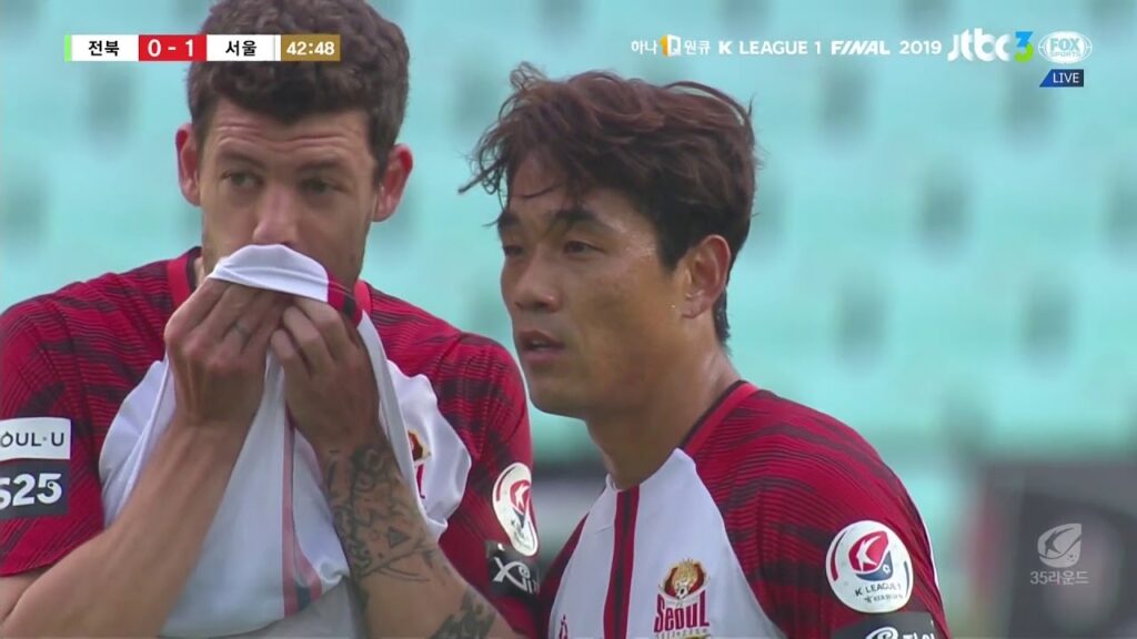 [K리그] 볼 경합 과정에서 박주영의 얼굴을 뭉개는 권경원