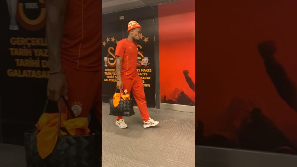 Michy Batshuayi, Dinamo Kiev maçı sonrası stadyumdan son ayrılan isimlerden oldu! #Galatasaray