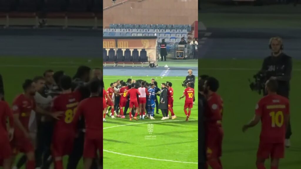 #محمد_العويس ينفجر غضبًا بعد اعتداء  مدرب نادي #القادسية  عليه  #الهلال_القادسية