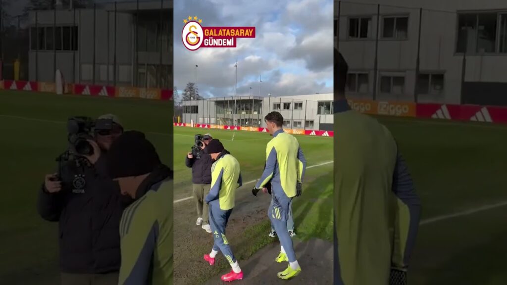 Berghuis, maç öncesi antrenmana gelen Türk gazetecileri, 'Hoş geldin' diyerek karşıladı #shorts