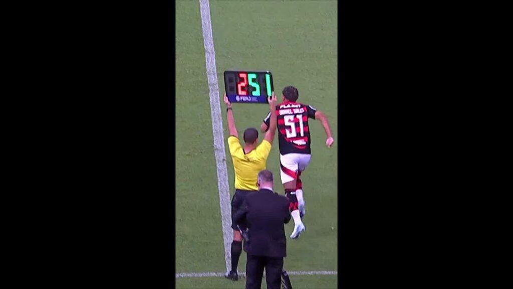 VARELA E LUCAS MARRETA TEM FORTE CHOQUE DE CABEÇA E DEIXAM O JOGO! | #shorts | ge.globo