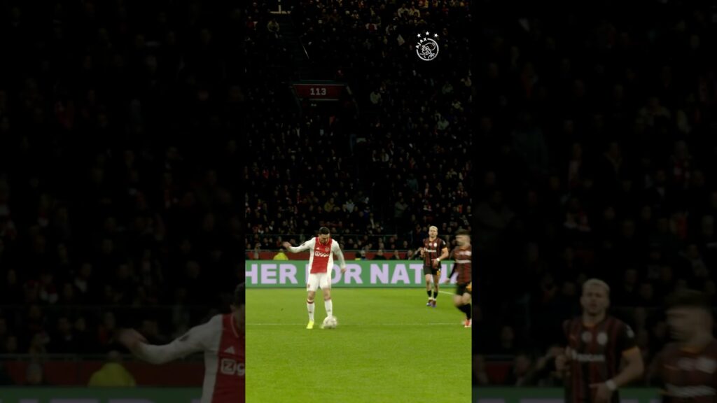 This trivela pass by Steven Berghuis is just… 😮‍💨