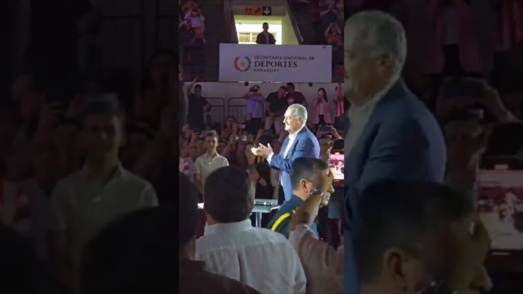 Gran ovación para Gustavo Alfaro, el DT de Paraguay, que brindó una charla ante unos 4.000 docentes