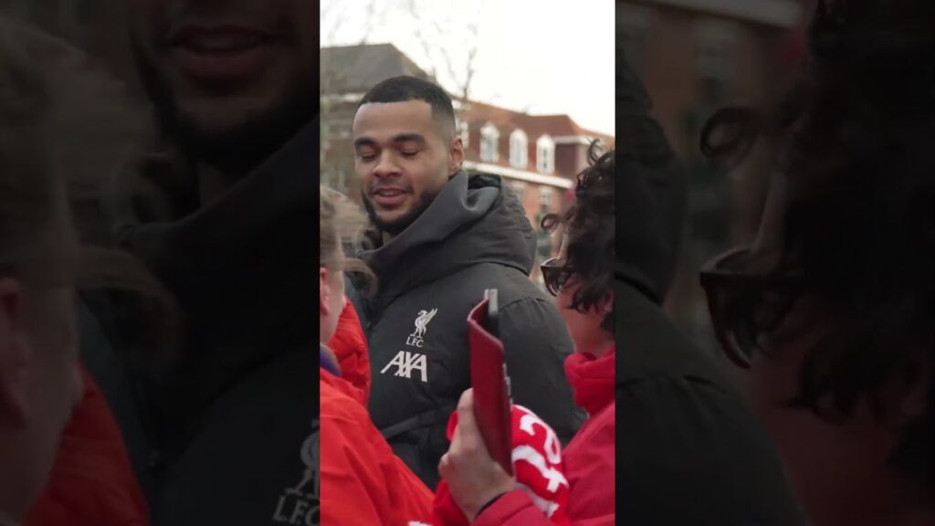 Cody Gakpo greets fans in Eindhoven 🤝🇳🇱