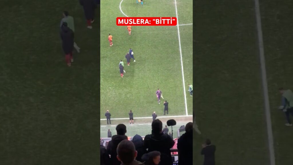 Islıklanan Fernando Muslera içeri girerken 'Bitti' işareti yaptı. #fernandomuslera #galatasaray