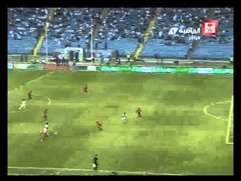 علي اسد الله لاعب قطر يحرز الهدف الثاني فى مرمى عمان