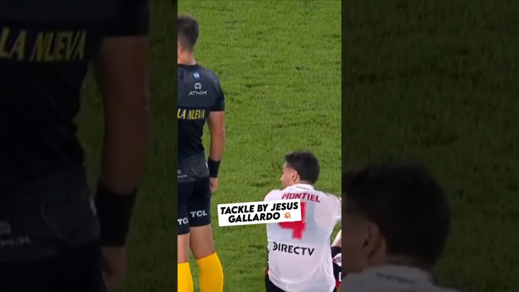 💥Jesus Gallardo tackles Gonzalo Montiel. 💥 #MNTonFOXDeportes