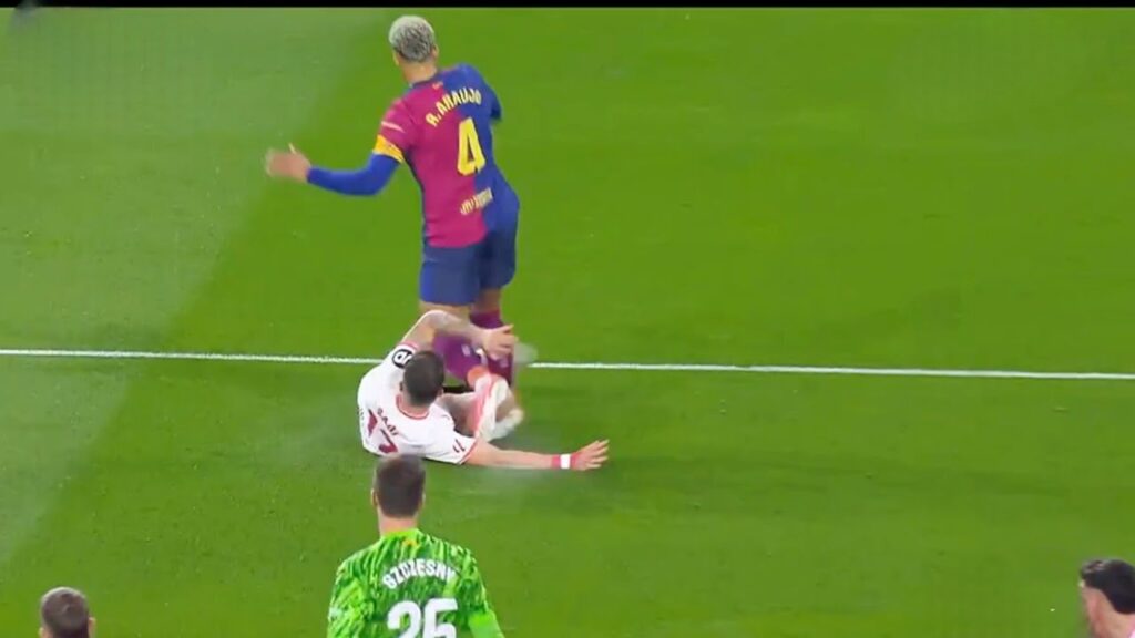 Ronald Araújo Injury vs Sevilla,  Ronaldo Araújo subbed off, Barcelona vs Sevilla Highlights Laliga