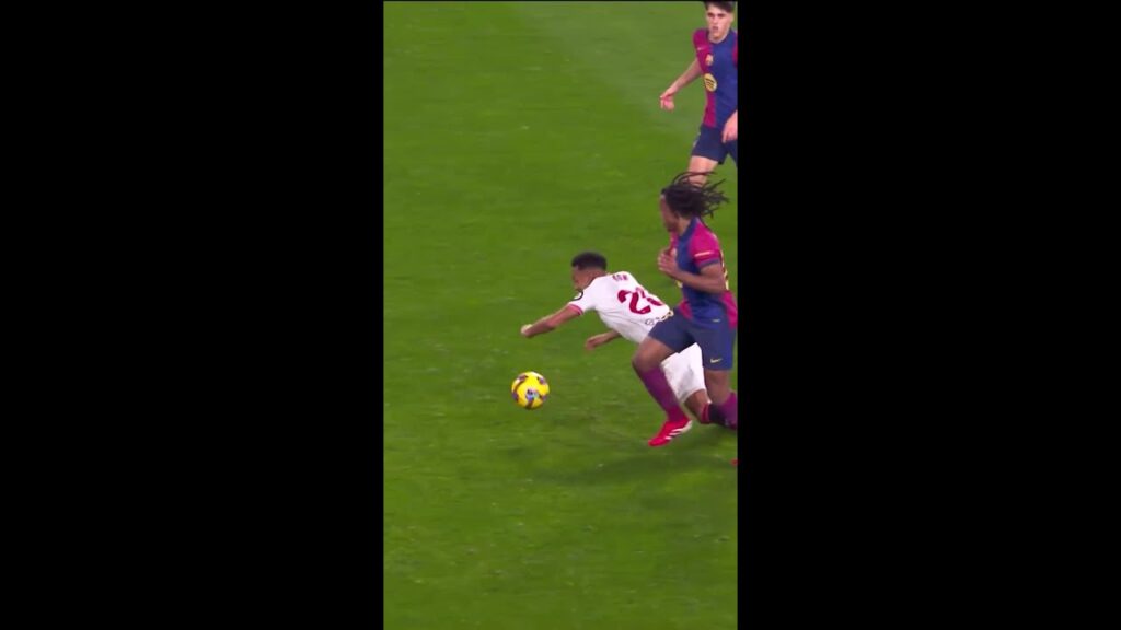 La acción de Koundé sobre Sow donde el Sevilla reclamó PENALTI. ¿QUÉ OS PARECE? 🤔💭 #LALIGAenDAZN ⚽️