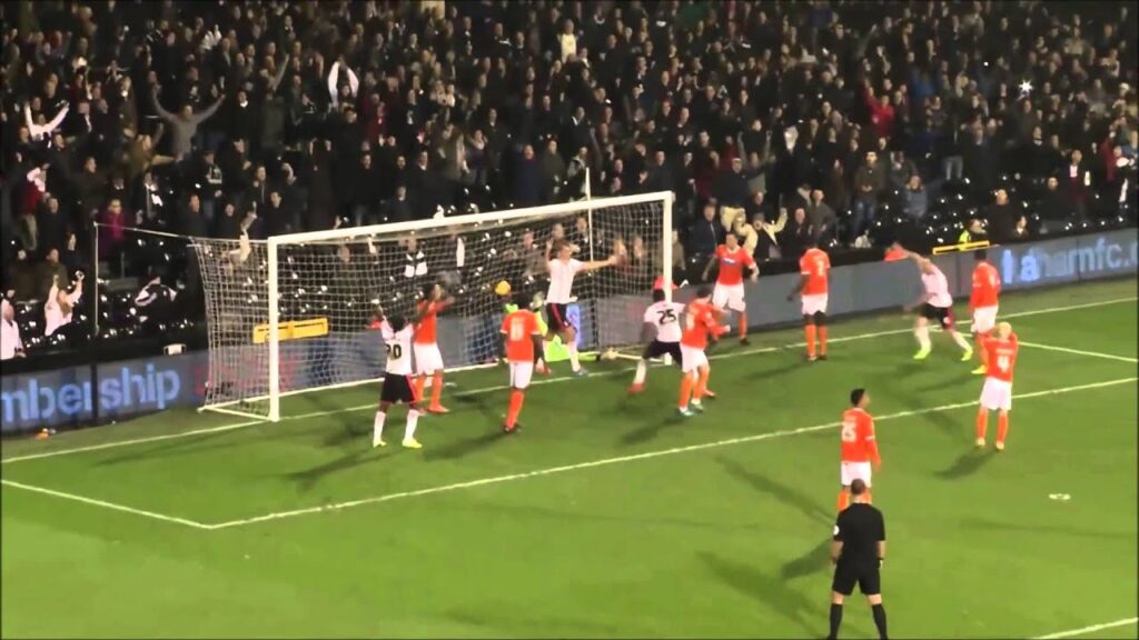 Bryan Ruiz Scores Directly from a Corner Kick!