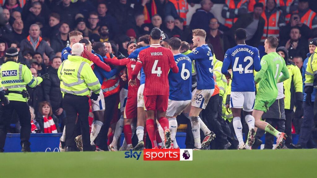PURE CHAOS at full-time between Everton and Liverpool! 🤯🟥