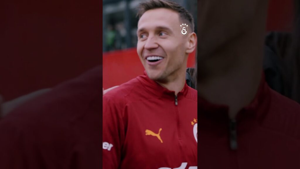 Lucas Torreira’nın doğum gününü kutlarken Przemysław Frankowski de takım arkadaşlarıyla tanıştı.