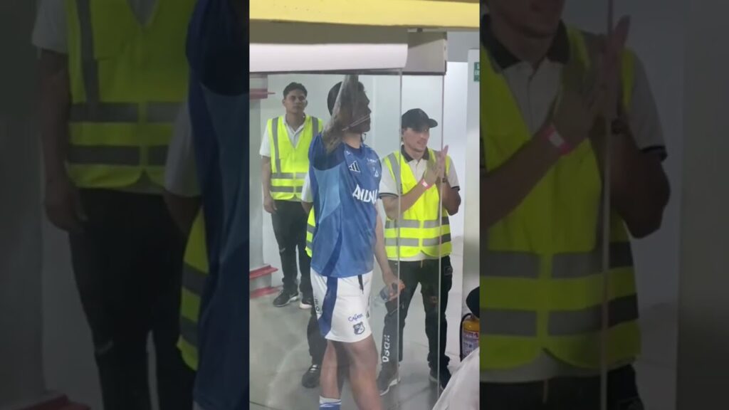 JUAN PABLO VARGAS VIENDO A MILLONARIOS #shorts #futbol