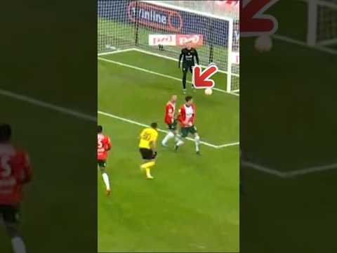 Cesar Montes se queda como estatua mientras su equipo recibe gol