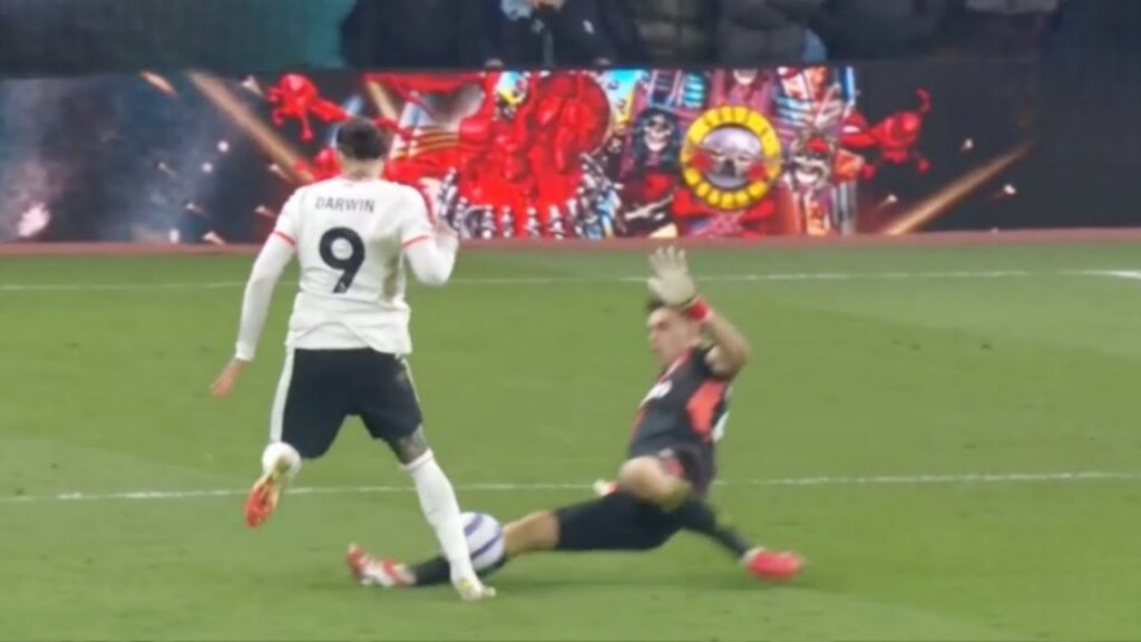Darwin Núñez missed Goal, Emiliano Martínez Unbelievable Save, Aston Villa vs Liverpool Highlights