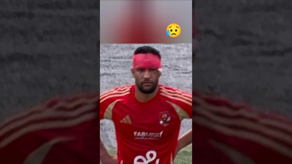 إصابة يحيى عطيه الله اليوم في مباراة سموحة لحظة مغادرة يحيى عطيه الله بسبب إصابة قوية في الرأس