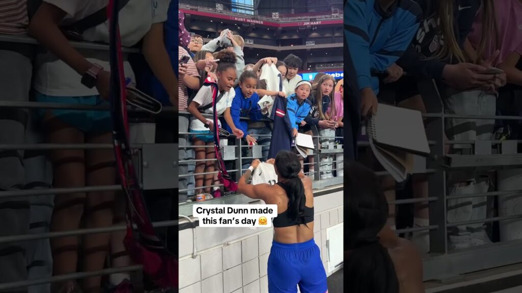 Crystal Dunn took the time to give her jersey to a young fan 🙌