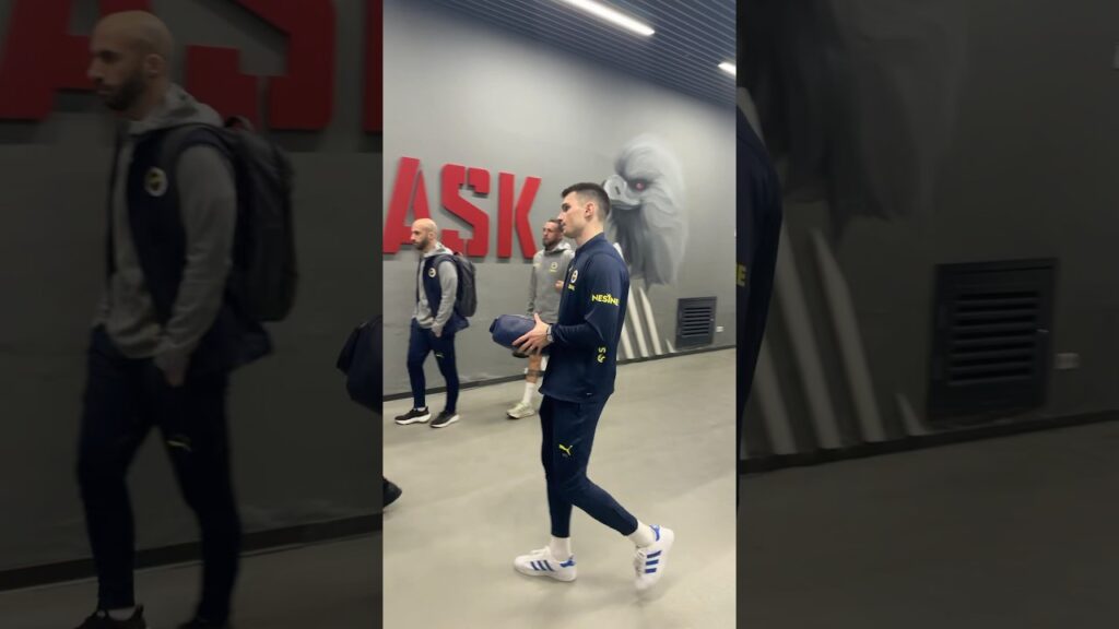 Livakovic stadyumdan mutsuz ayrılıyor! #fenerbahçe