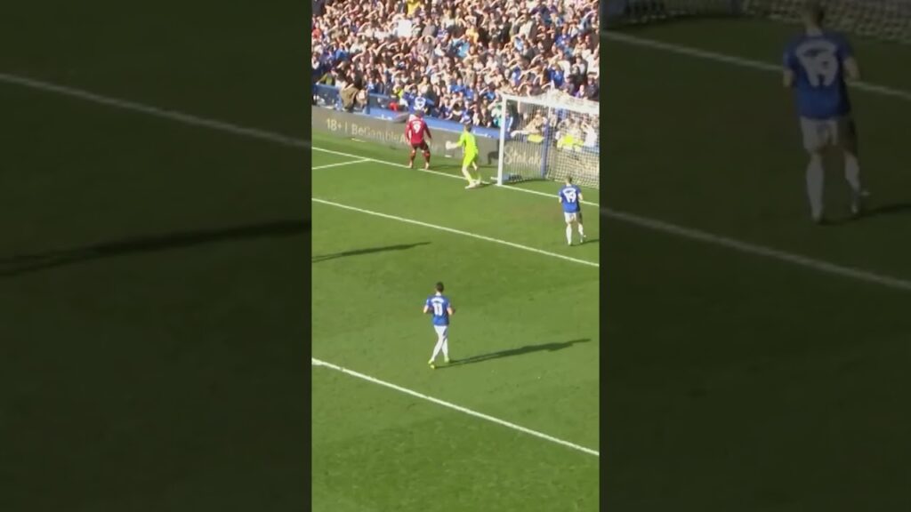 COMPOSURE from Jarrad Branthwaite 🥶 #everton #football #defence