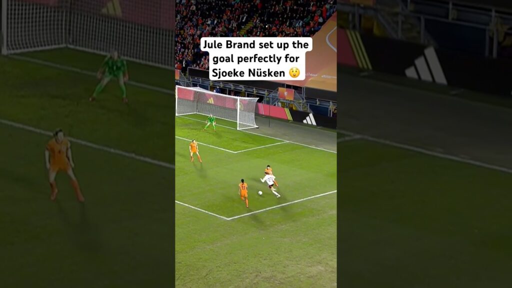 Jule Brand weaving through the defense for the assist 😤