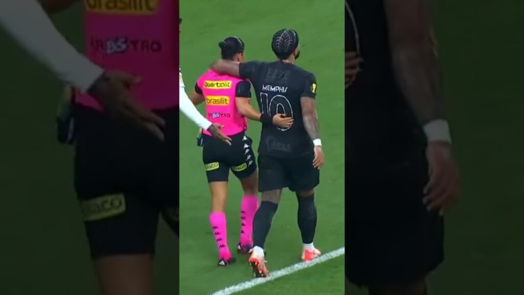 😂 Memphis Depay se croit en couple avec l'arbitre ? (Santos vs Corinthians) #football #shorts