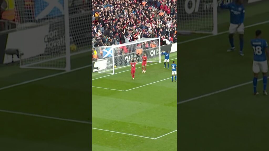 Right place, right time. Cody Gakpo!