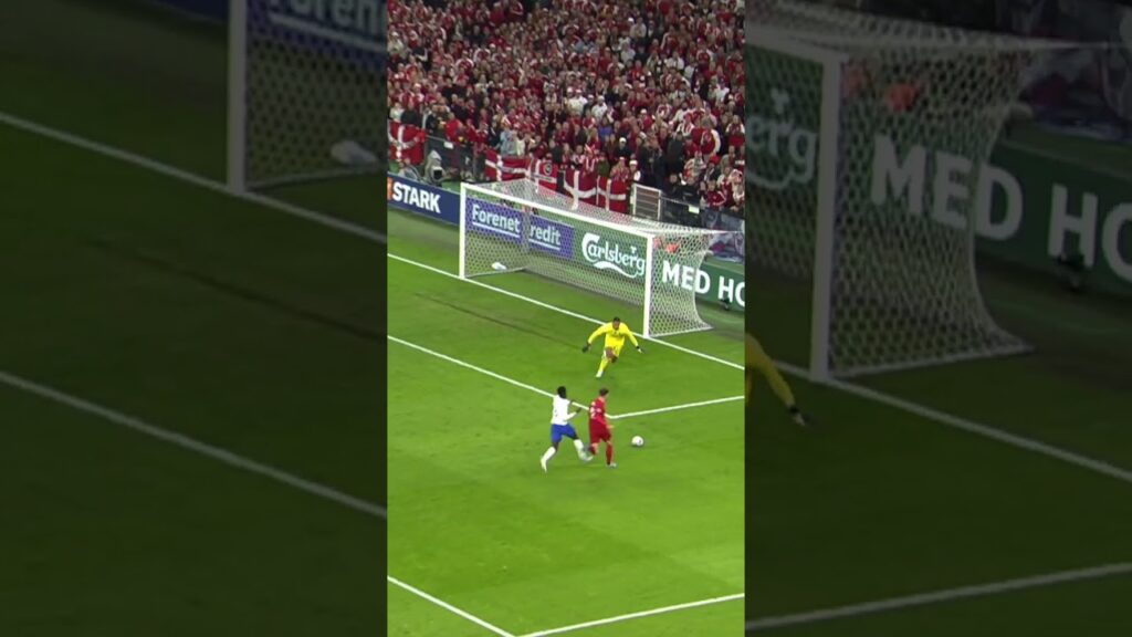 Joyeux anniversaire à Alphonse Areola qui fête ses 3️⃣2️⃣ ans 🎂 Redécouvrez ses plus beaux arrêts !