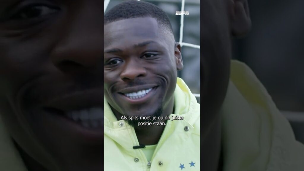 Denzel Dumfries bemoeit zich veel met het afmaken van Brian Brobbey 😅