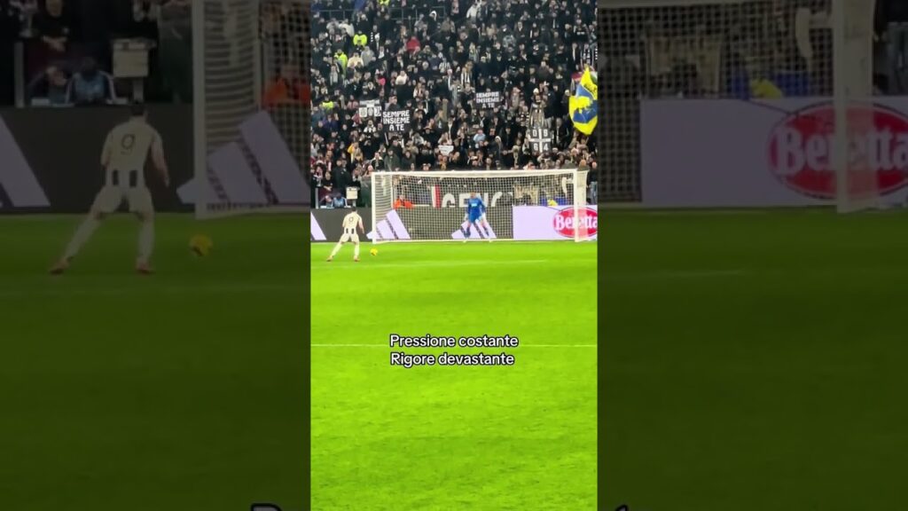 Fischi continui per Dusan Vlahovic dopo il rigore sbagliato..🤍🖤