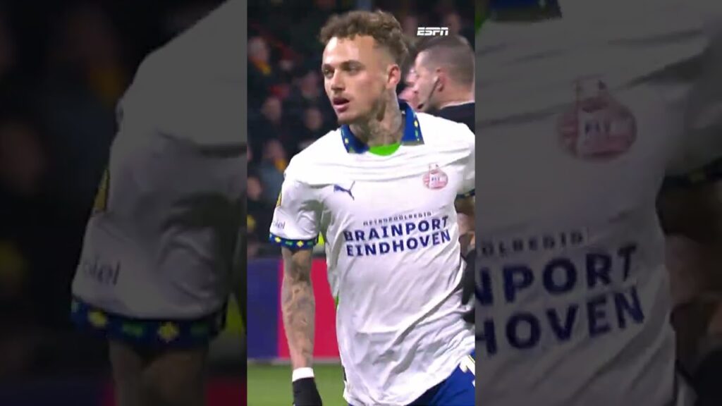 Een schot van Noa Lang valt met enig fortuin in het doel van Go Ahead Eagles!